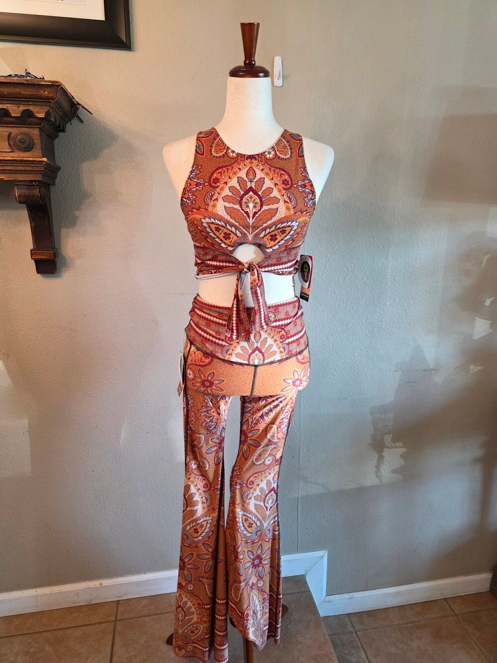 NWT Yoga Democracy Knot Tank Bell Yoga Pants Flare Leggings Set SZ Small Paisley